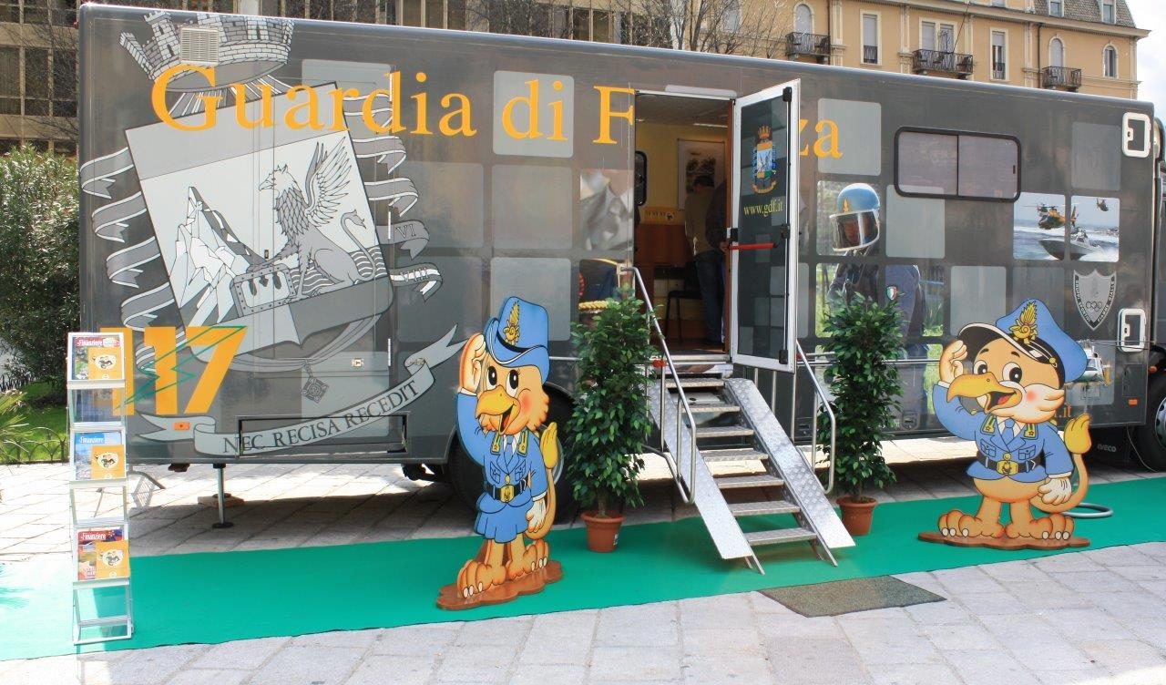 Il bus itinerante della Guardia di Finanza arriva a Como per la Città dei Balocchi