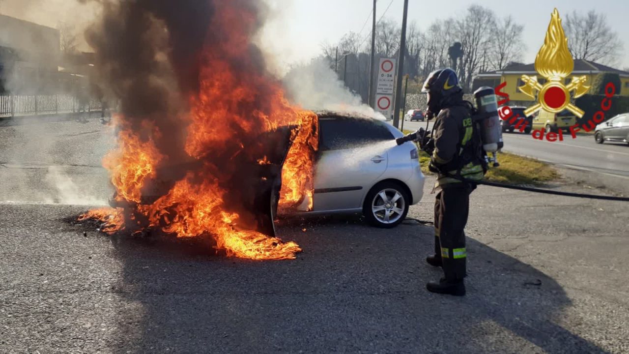 Auto in fiamme lungo la Lomazzo-Bizzarone FOTO