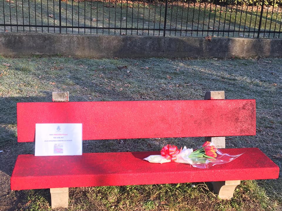 Giornata della Memoria, panchina rossa a Lipomo contro la violenza