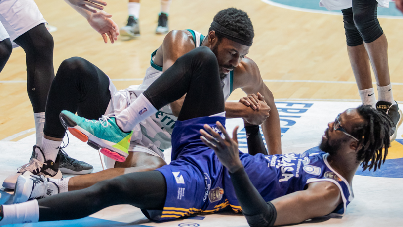 Banks accusa: “Sputi durante il match”. Gli Eagles rispondono: “Noi provocati”. La posizione della Pallacanestro Cantù