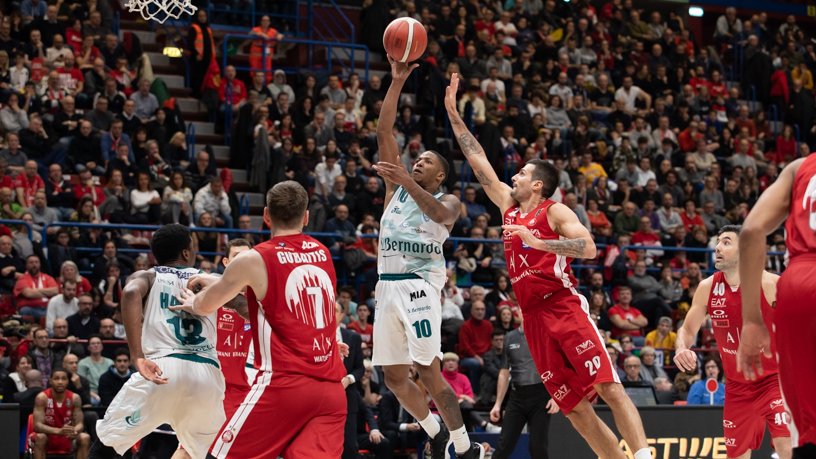 Pallacanestro Cantù spaziale: il derby è biancoblù