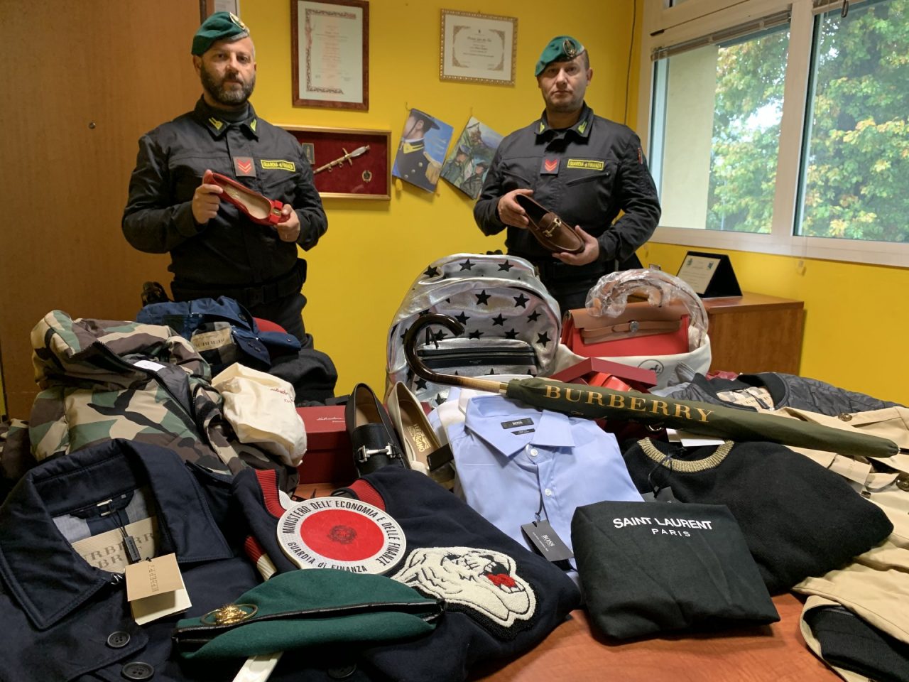 Contrabbando di vestiti griffati per oltre un milione di euro VIDEO