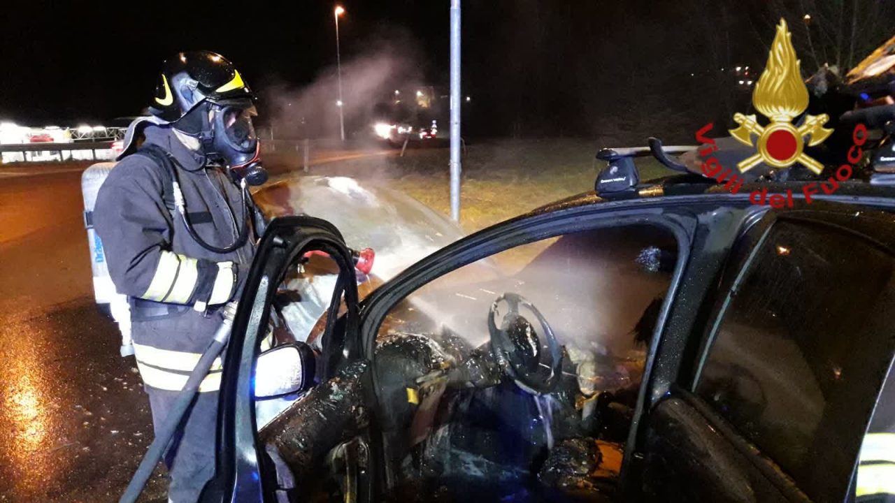 Auto in fiamme a Fino Mornasco FOTO