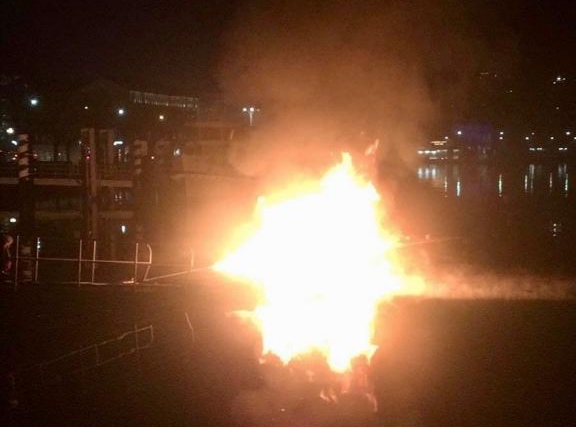 Incendio pontile in viale Geno a Como FOTO
