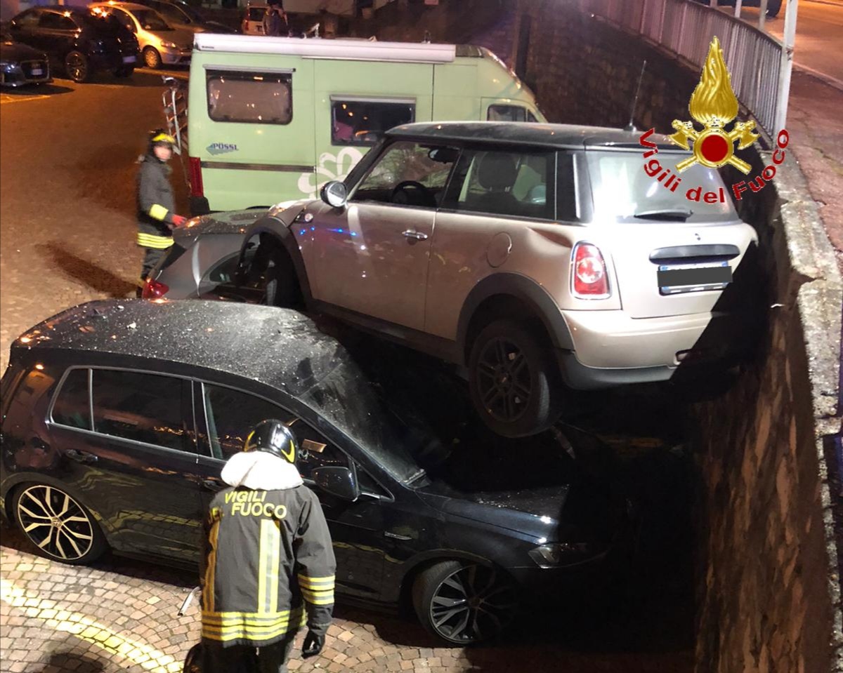 Perde il controllo dell’auto e finisce sulle macchine parcheggiate