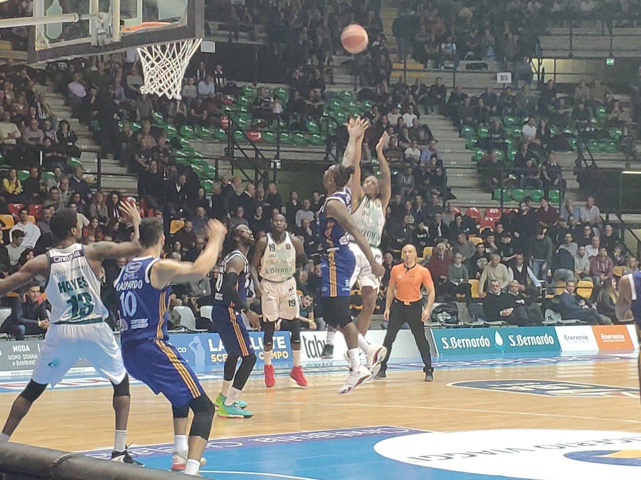 Pallacanestro Cantù in casa contro Brindisi: sconfitta dopo un overtime