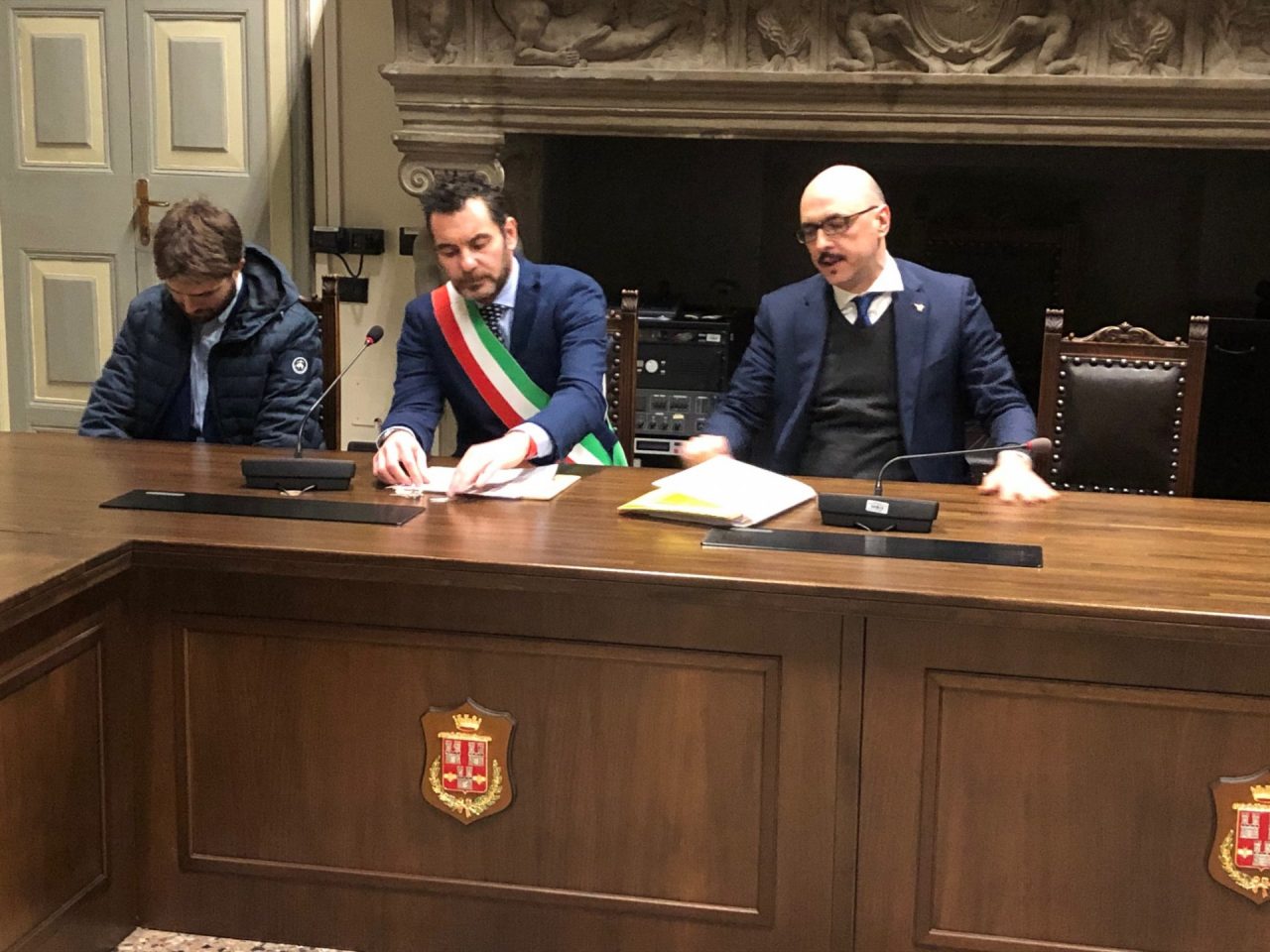 La suoneria del sindaco interrompe il viceministro ma… è l’Inno d’Italia e la sorpresa è gradita VIDEO