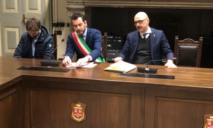 La suoneria del sindaco interrompe il viceministro ma... è l'Inno d'Italia e la sorpresa è gradita VIDEO