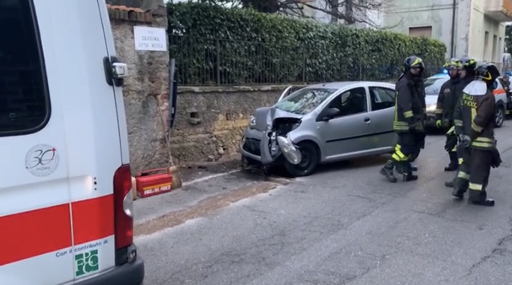 Ferito nell’impatto tra l’auto e un muro