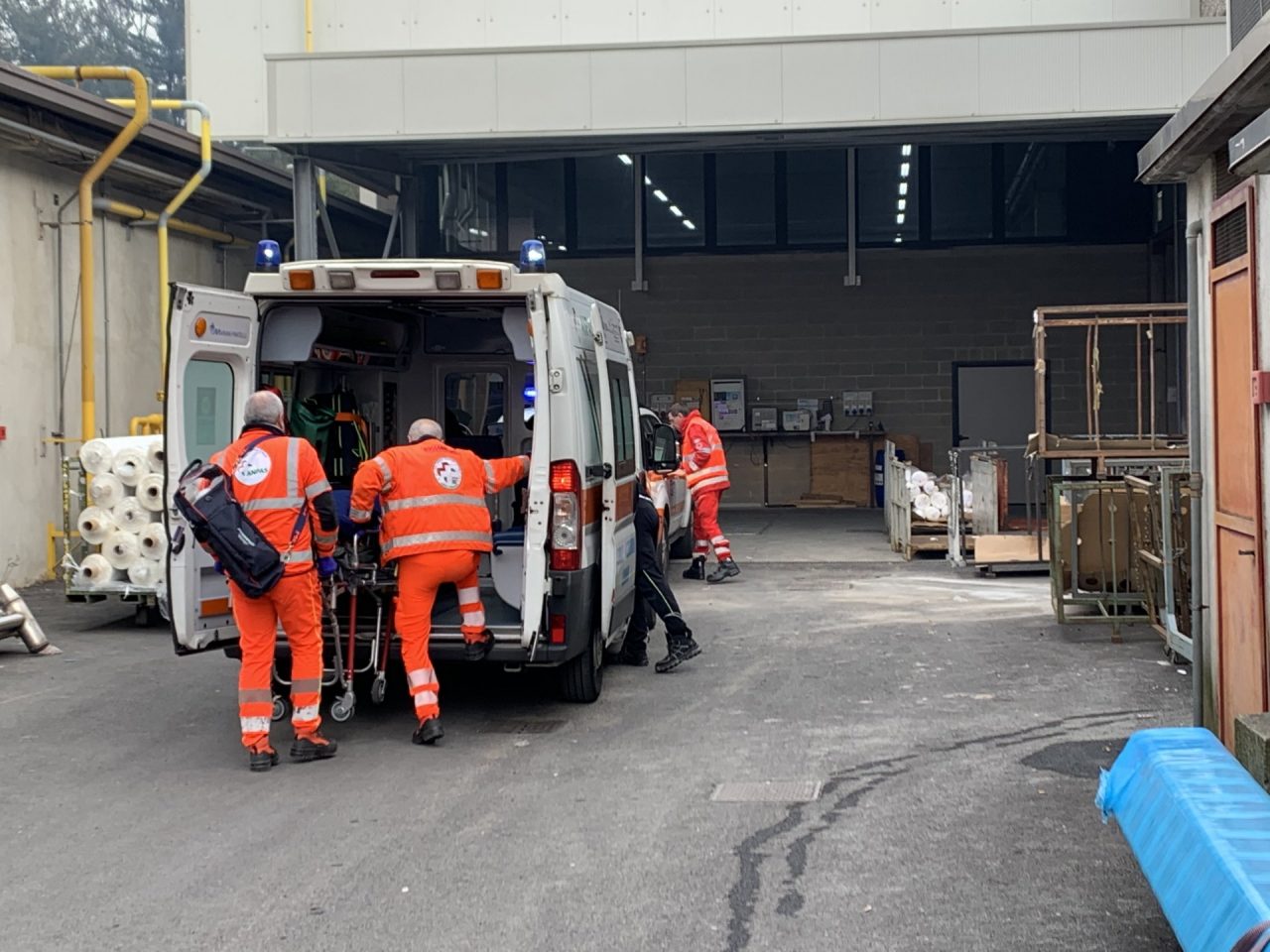 Cade dalla scala e si ferisce alla testa, operaio in ospedale