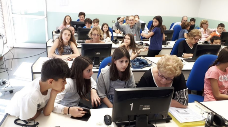 A Cernobbio i bambini insegnano ai nonni come usare internet