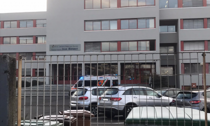 Ambulanza alla scuola Jean Monnet di Mariano Comense