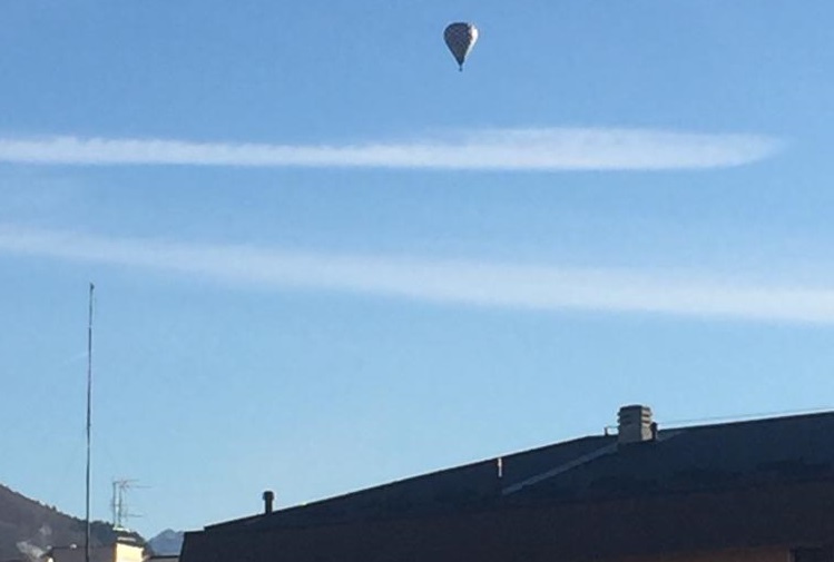 Occhi all’insù c’è una mongolfiera a Erba