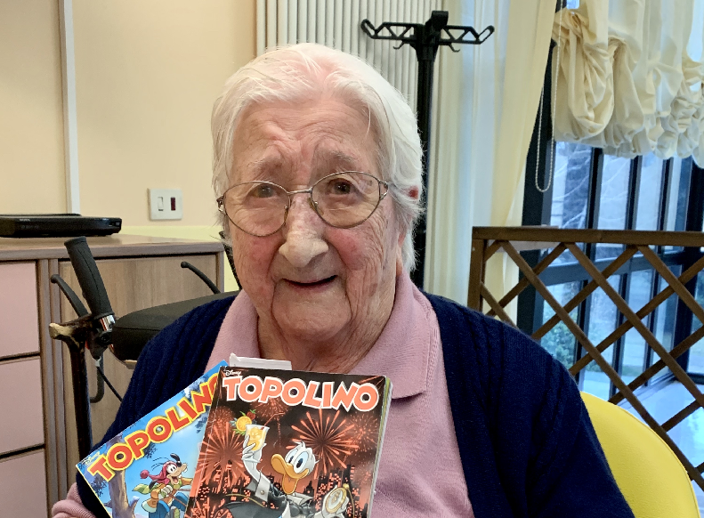 Nonna Leonilde a 105 premiata dal “suo” Topolino