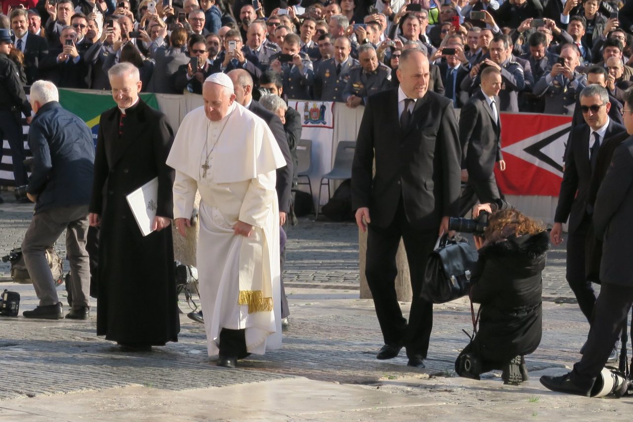 Papa Francesco e lo schiaffo alla fedele, da Grandate don Roberto lo difende