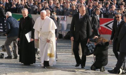 Papa Francesco e lo schiaffo alla fedele, da Grandate don Roberto lo difende
