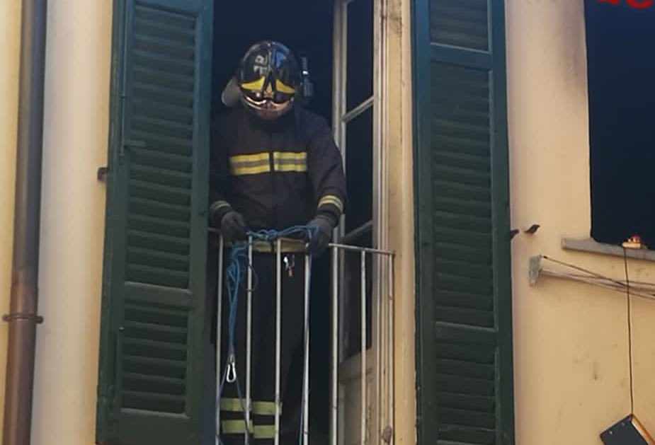 Incendio a Como soccorsa un’anziana