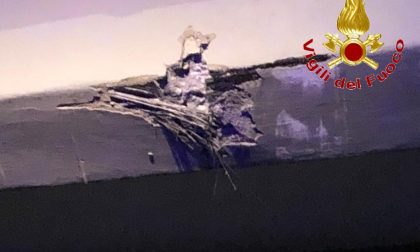 Cadono calcinacci dal ponte a Buccinigo: provinciale a una sola corsia FOTO