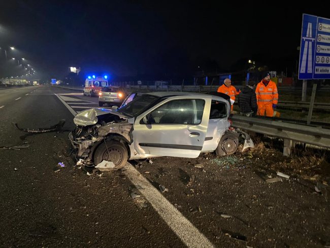 Schianto  in Statale 36 tra due auto: soccorsi 5 giovanissimi FOTO