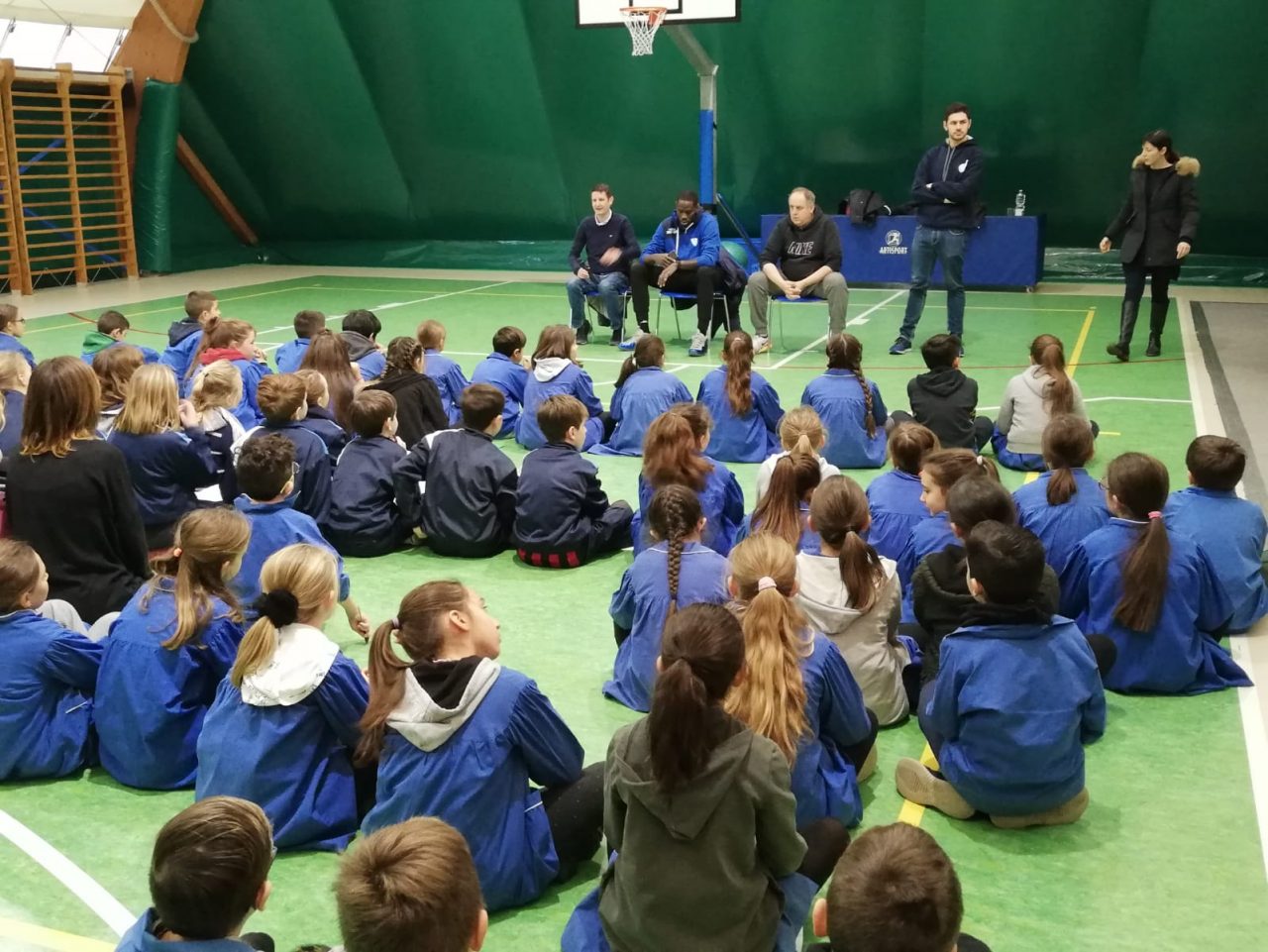 Pallacanestro Cantù al Santa Marta insieme agli studenti  VIDEO