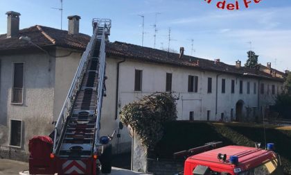 Prende fuoco un tetto a Carugo, tre squadre di Vigili del Fuoco sul posto FOTO