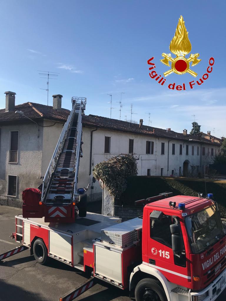 Prende fuoco un tetto a Carugo, tre squadre di Vigili del Fuoco sul posto FOTO