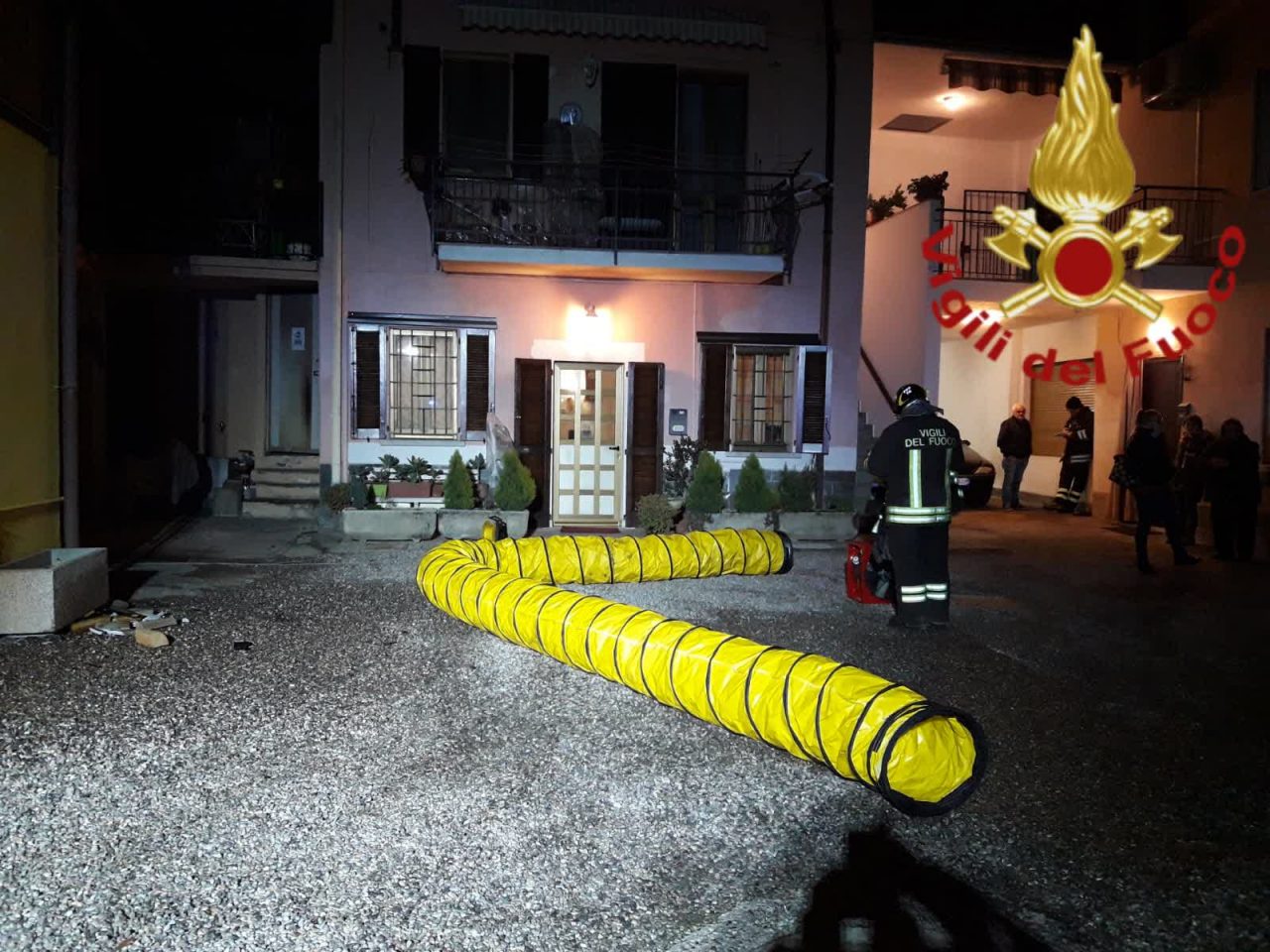 Incendio appartamento nella frazione di Caslino SIRENE DI NOTTE