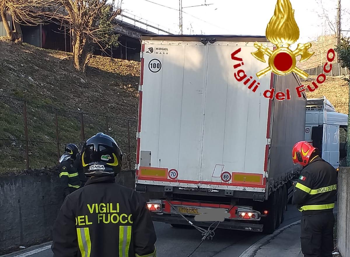 Tir bloccato in via Mulini a Como FOTO