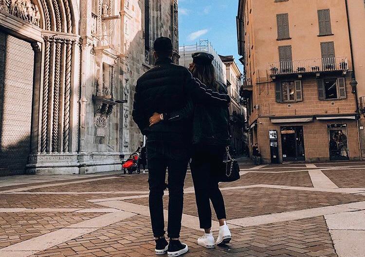 Il calciatore del Milan Piatek in visita a Como insieme alla moglie