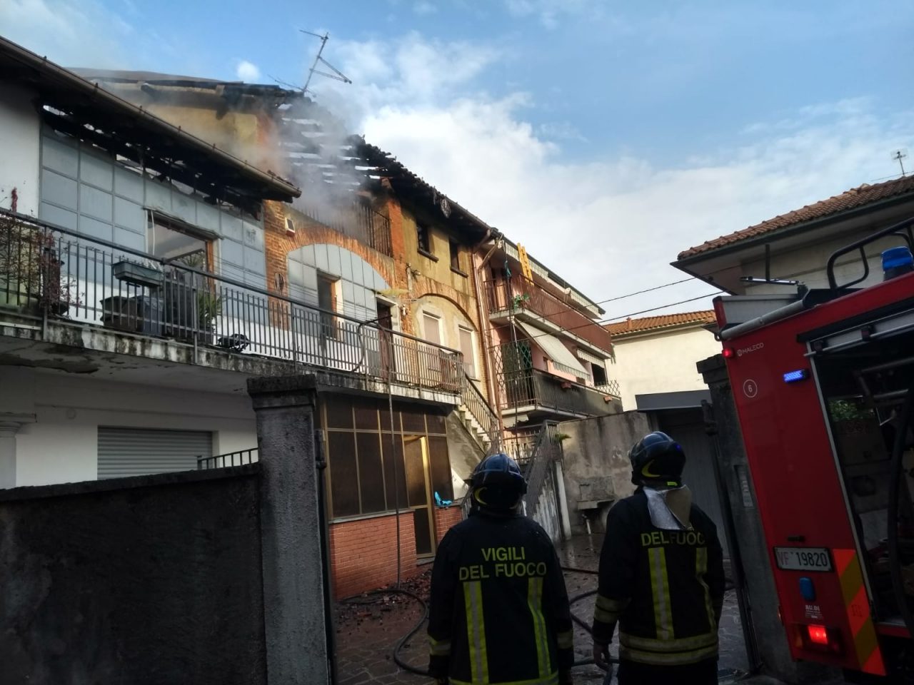 Incendio a Cadorago brucia una casa. Ustionato il proprietario