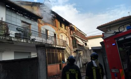 Incendio a Cadorago brucia una casa. Ustionato il proprietario