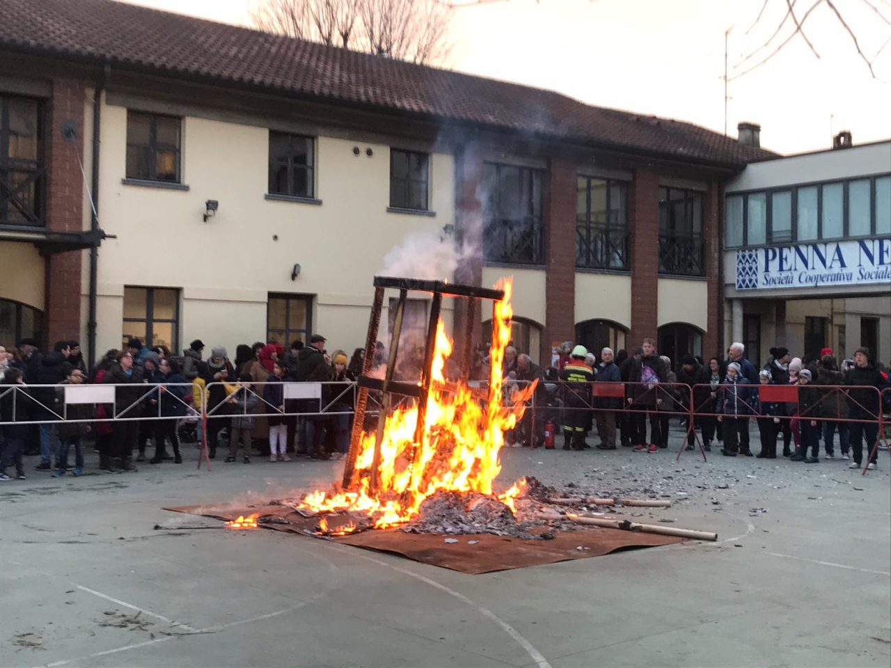 Giubiana a Mariano successo per il tradizionale falò in Penna Nera VIDEO
