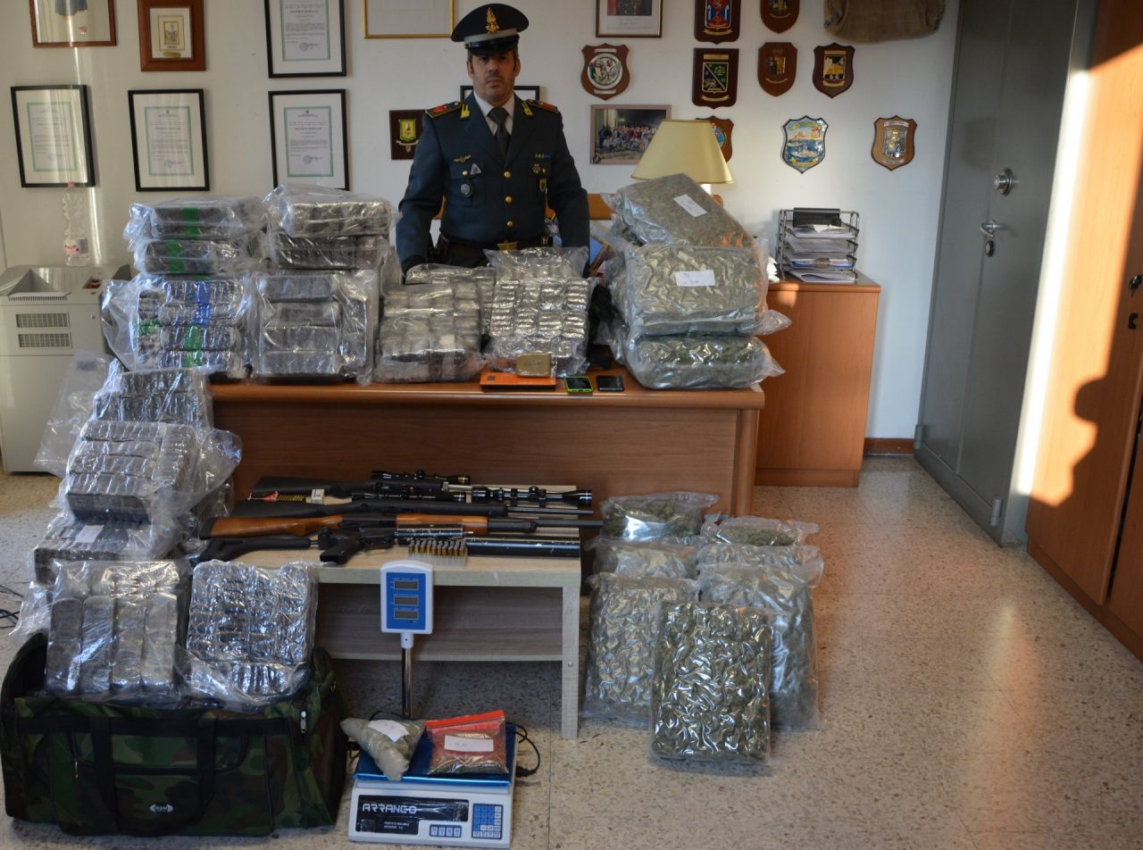 Al controllo delle Fiamme Gialle consegna un panetto di hashish ma a casa droga per 2,5 milioni di euro VIDEO