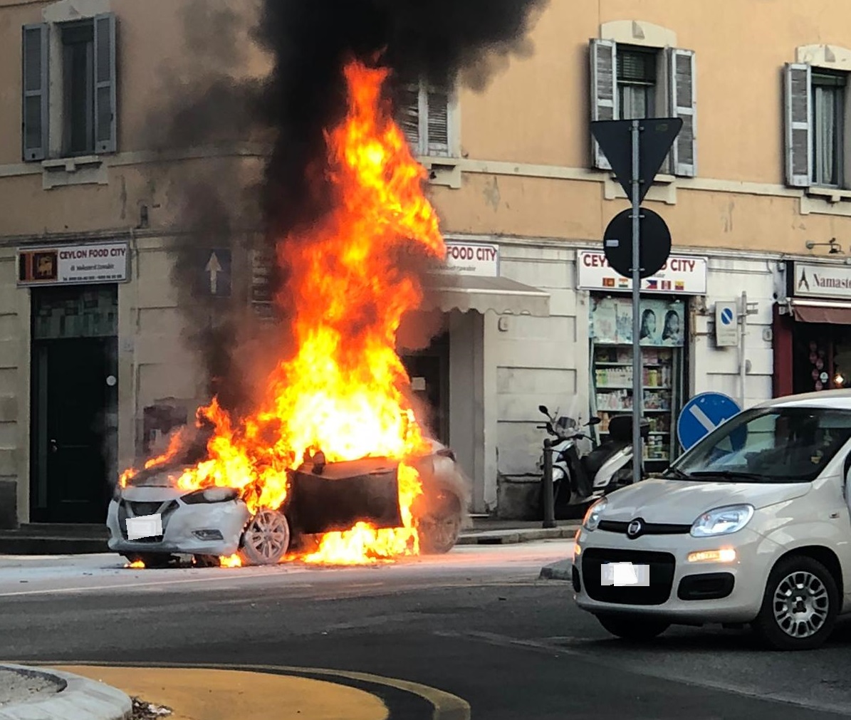 Auto in fiamme in piazza San Rocco a Como, traffico in tilt FOTO