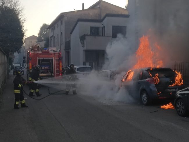 Fiamme a Seregno danni anche all’auto di un marianese