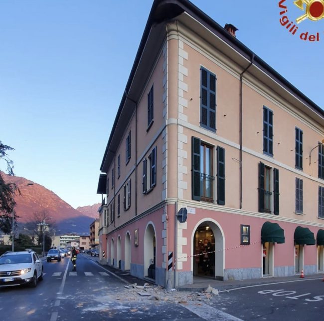 Cade cornicione Porlezza, la 17enne è ancora grave
