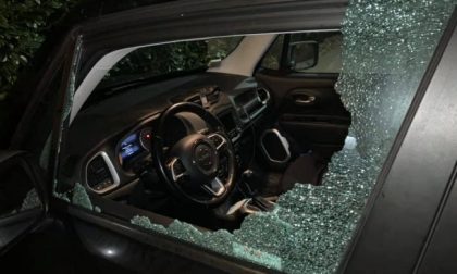 Auto colpita da un sasso sulla Statale 36: il finestrino va in frantumi