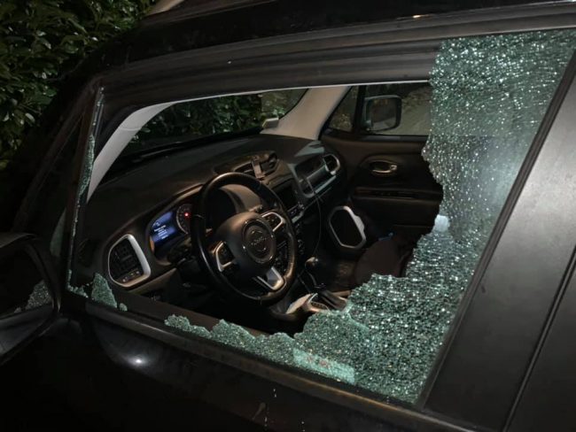 Auto colpita da un sasso sulla Statale 36: il finestrino va in frantumi