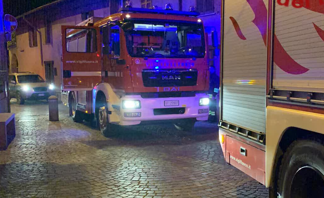 Fiamme in un appartamento a Cermenate SIRENE DI NOTTE