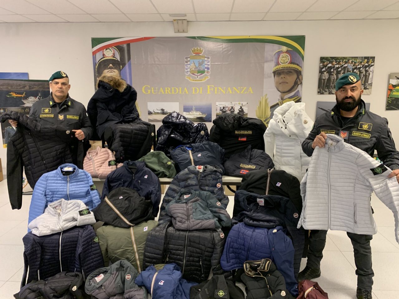 Bazar del falso in via Tommaso Grossi: sequestrati 650 capi contraffatti VIDEO