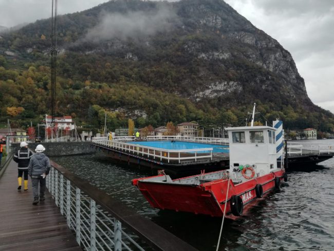 La maxi piscina dei vip torna a casa: strada off limits per il varo VIDEO