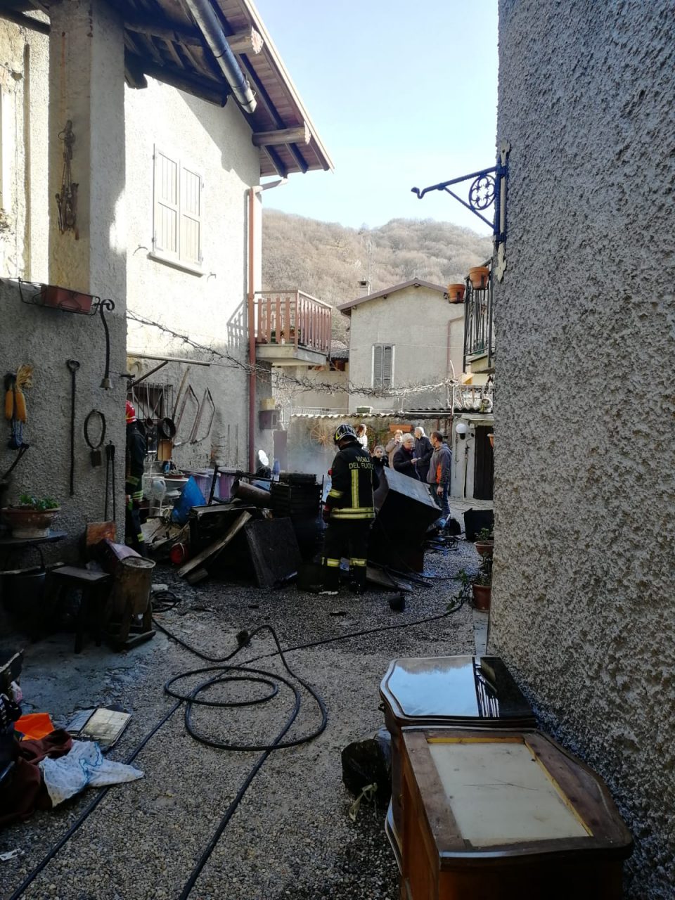 Incendio a Barni Vigili del fuoco al lavoro