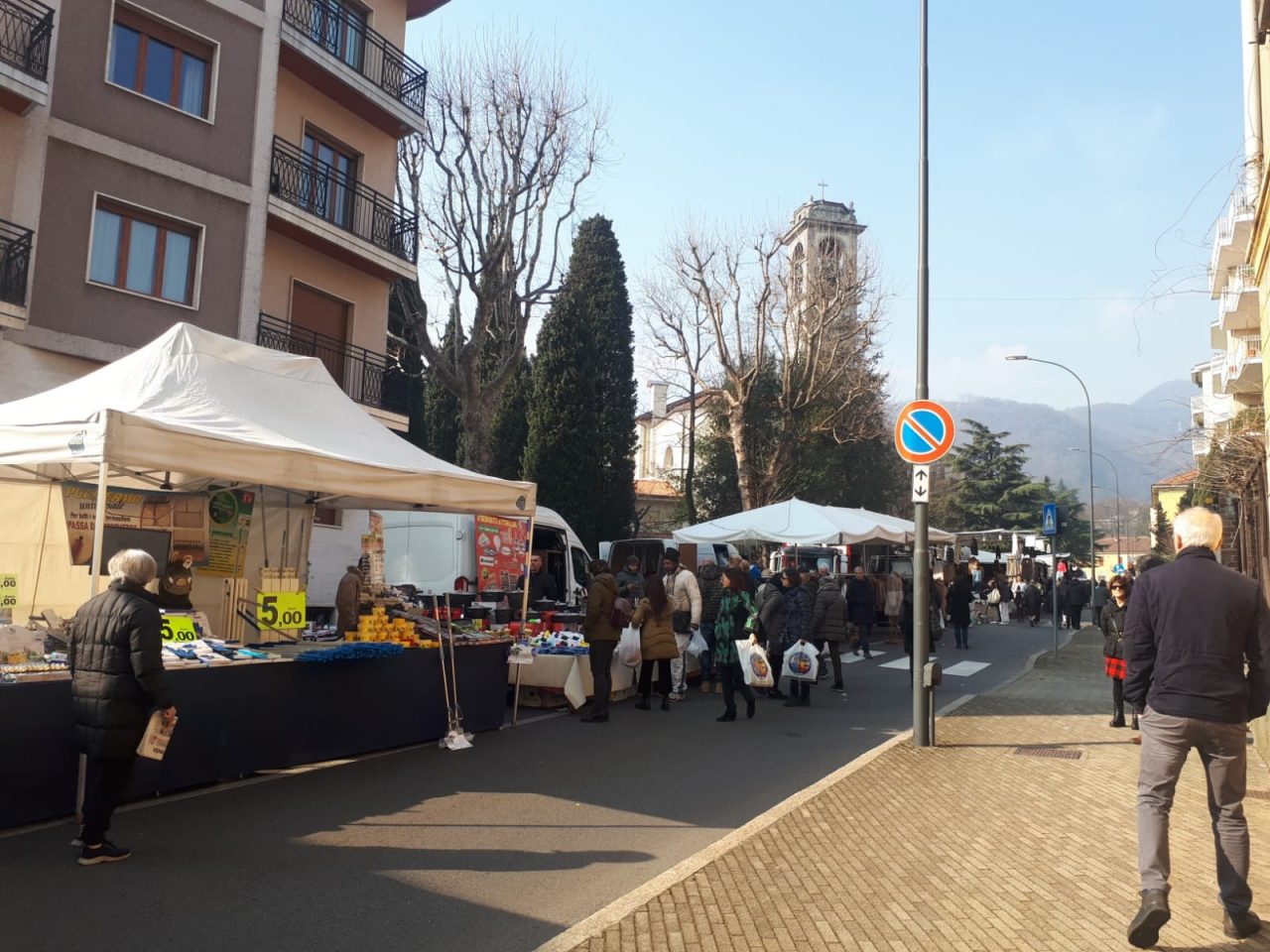 Mercato di Forte dei Marmi: in tanti in centro Erba FOTO
