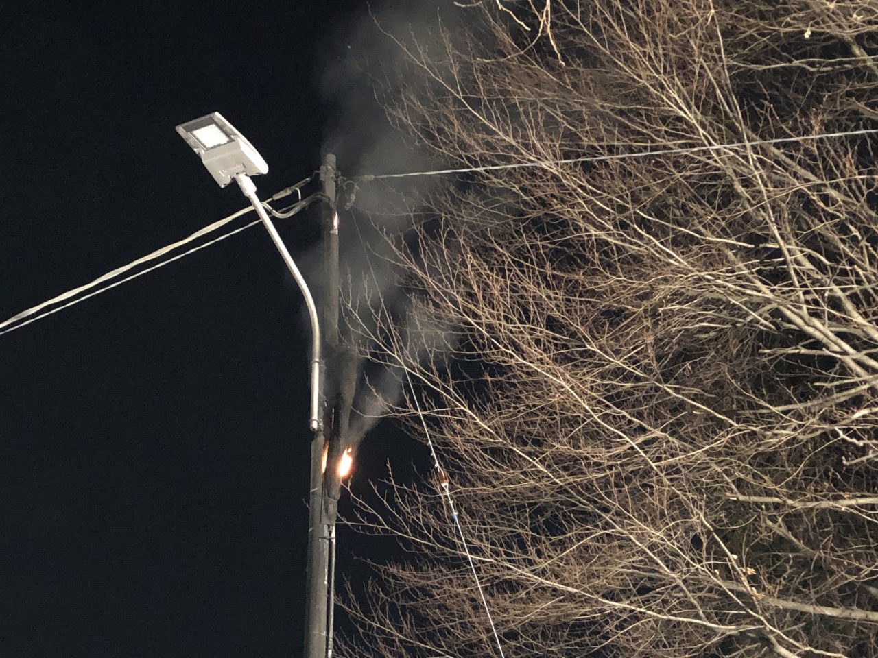 A fuoco palo dell’Enel, case senza corrente elettrica