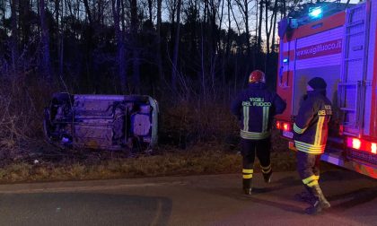 Auto ribaltata dopo che un'anziana ha perso il controllo del veicolo