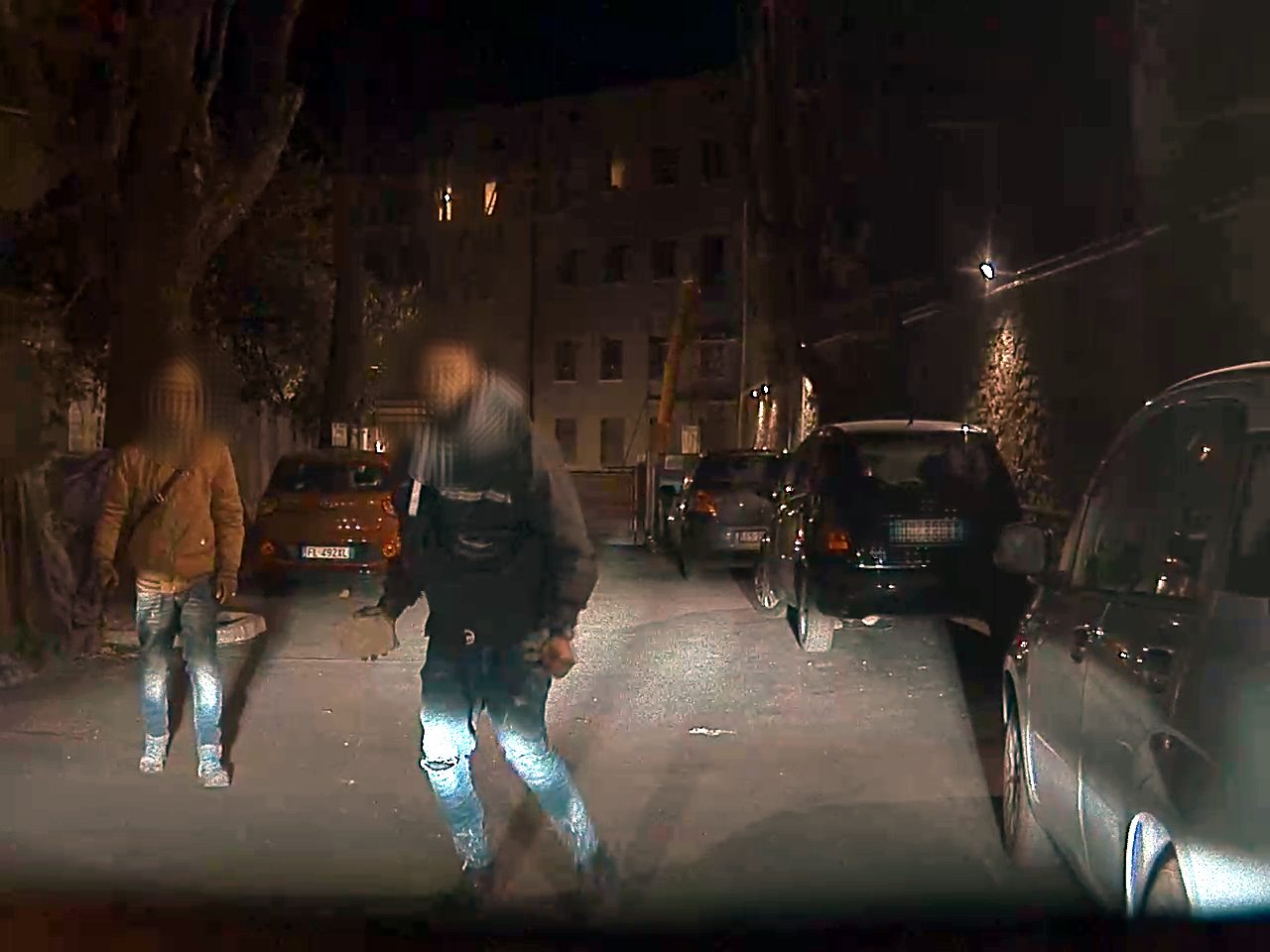 Danneggiano le vetture con dei mattoni, arrestati due giovani