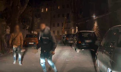 Danneggiano le vetture con dei mattoni, arrestati due giovani