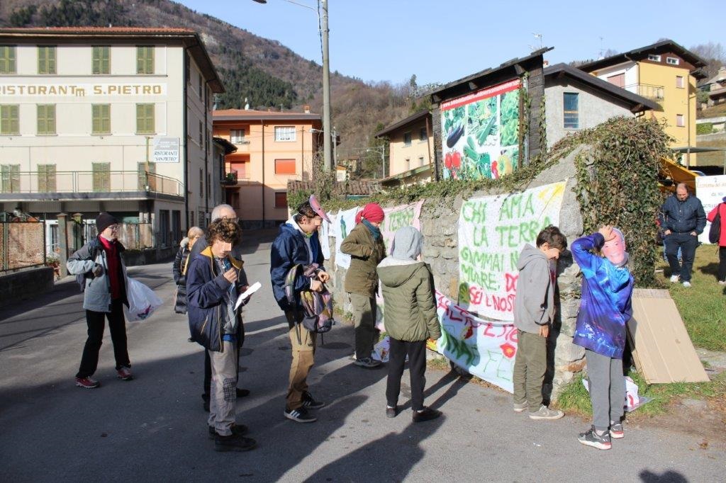Presidio a Barni per salvare l’orto di don Emilio