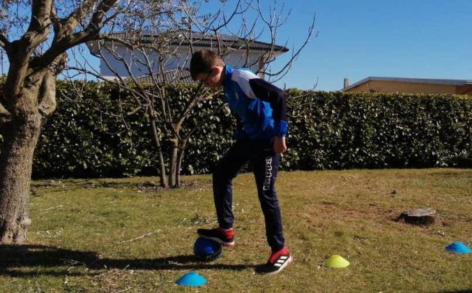Fcd Bulgaro allenamenti “fai da te” tra cassetti chiusi col pallone e finestre in pericolo VIDEO