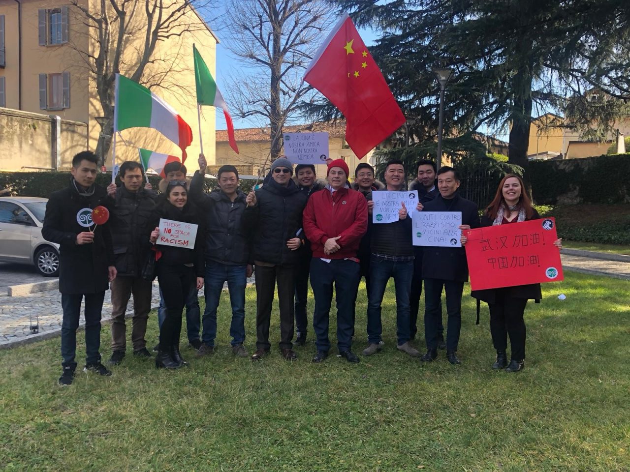 L’Insubria contro il virus dell’ignoranza: studenti e docenti in corteo per il popolo cinese FOTO